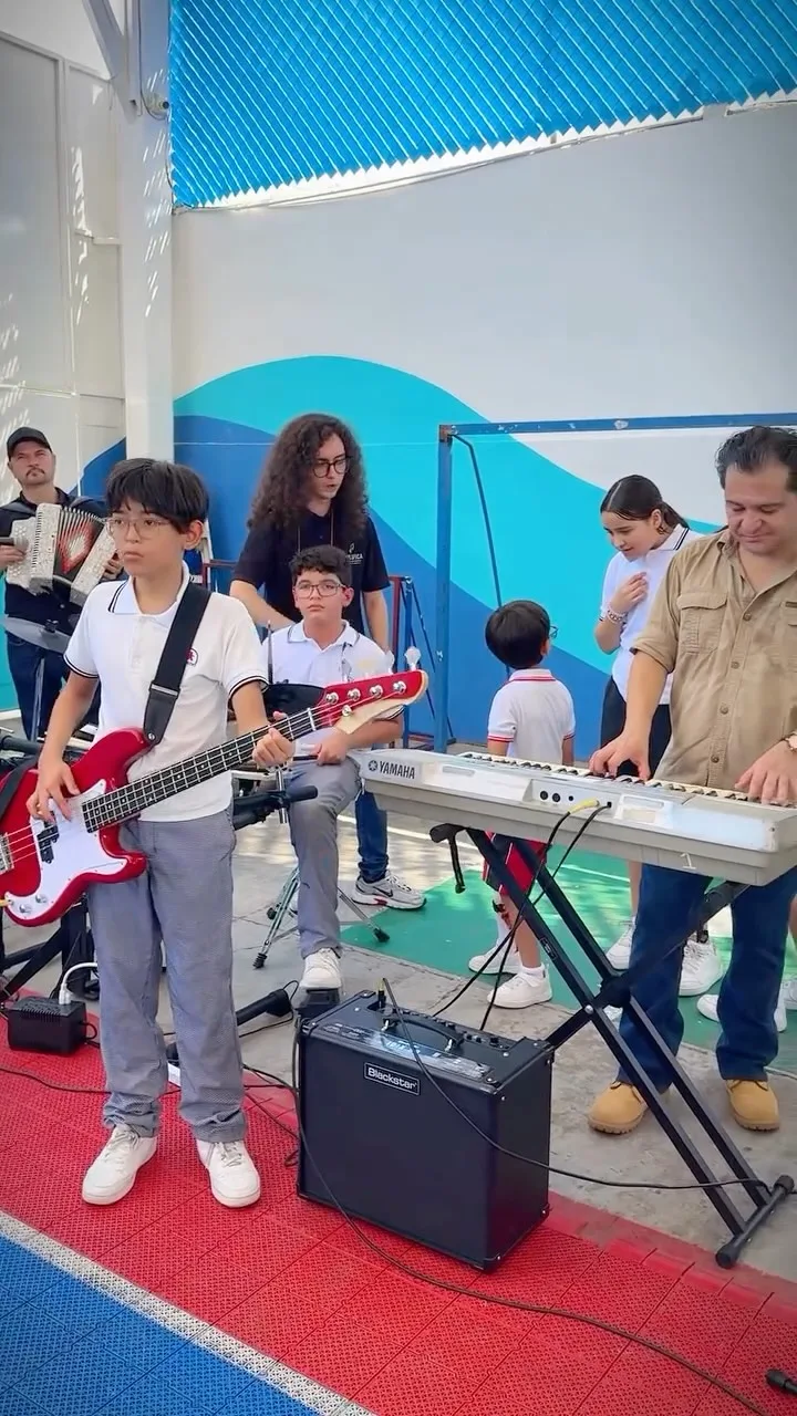 🎸🥁 Disfrutamos una divertida visita de nuestros amigos de @escuelademusica_by_pablo_juan,…