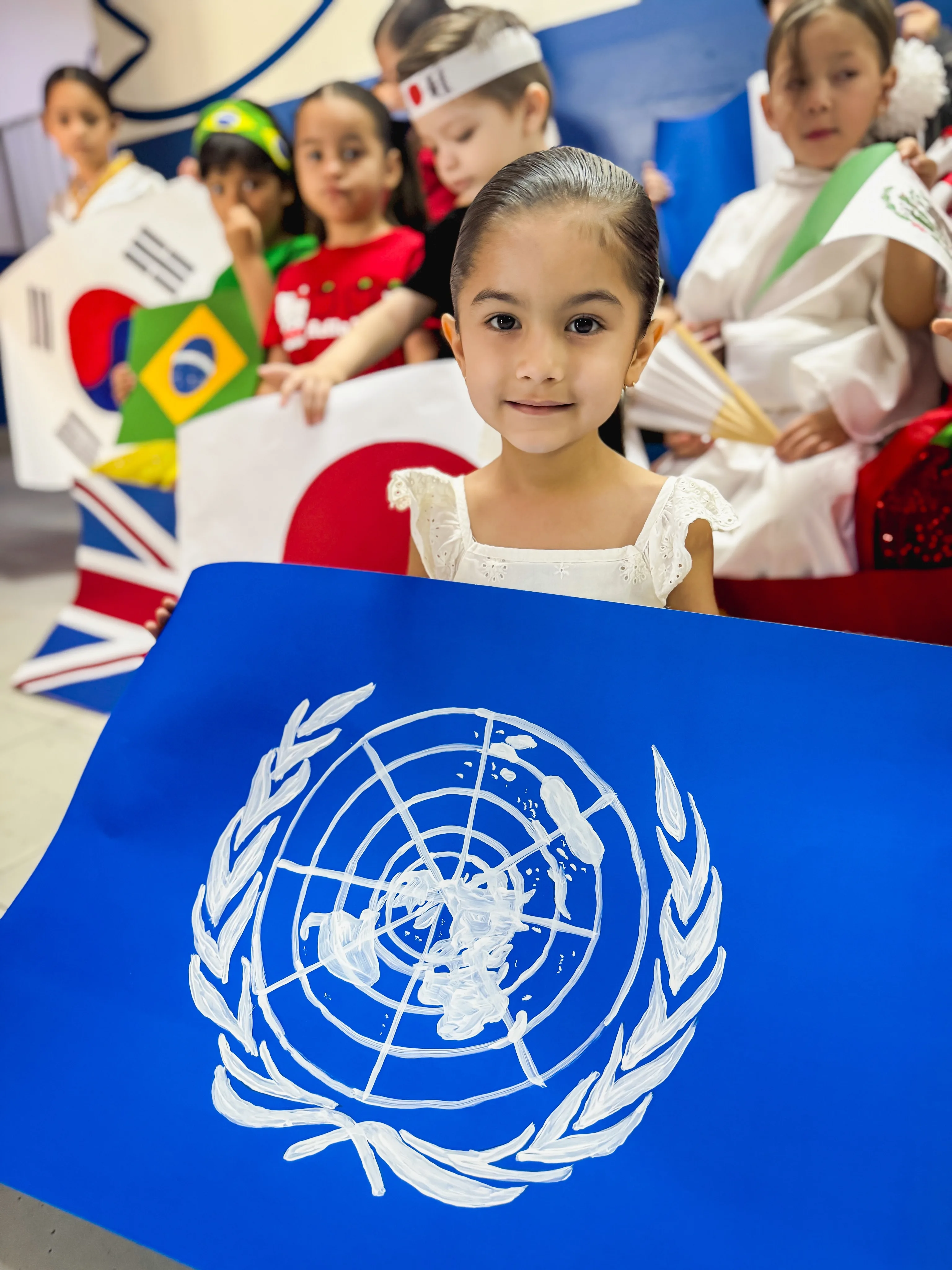 🌎✨ Con banderas y trajes típicos de todo el mundo,…